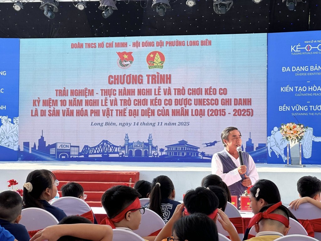 Các bạn trẻ hào hứng trải nghiệm nghi lễ “kéo co ngồi mini” Các bạn trẻ hào hứng trải nghiệm nghi lễ “kéo co ngồi mini”