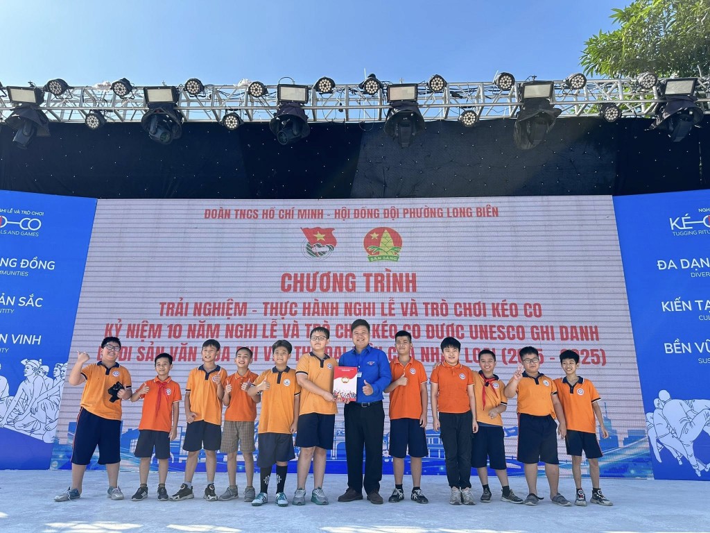 Các bạn trẻ hào hứng trải nghiệm nghi lễ “kéo co ngồi mini” Các bạn trẻ hào hứng trải nghiệm nghi lễ “kéo co ngồi mini”