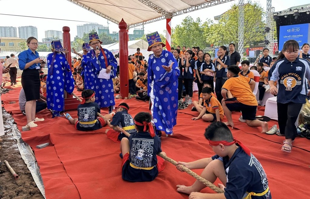 Các bạn trẻ hào hứng trải nghiệm nghi lễ “kéo co ngồi mini”