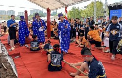 Các bạn trẻ hào hứng trải nghiệm nghi lễ “kéo co ngồi mini”