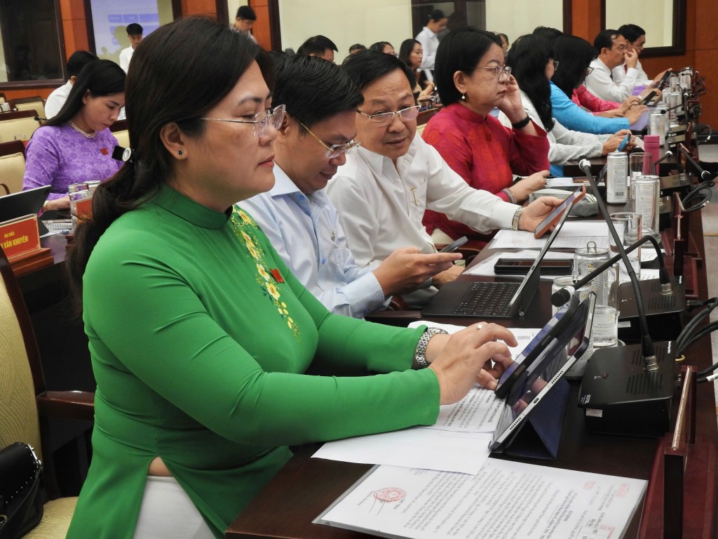 Các đại biểu biểu quyết trên ứng dụng Các đại biểu biểu quyết trên ứng dụng