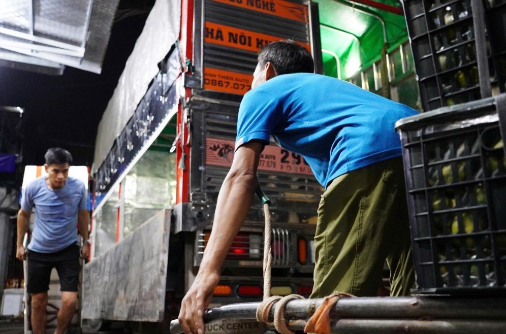 Những bước chân mưu sinh xuyên đêm ở chợ Long Biên