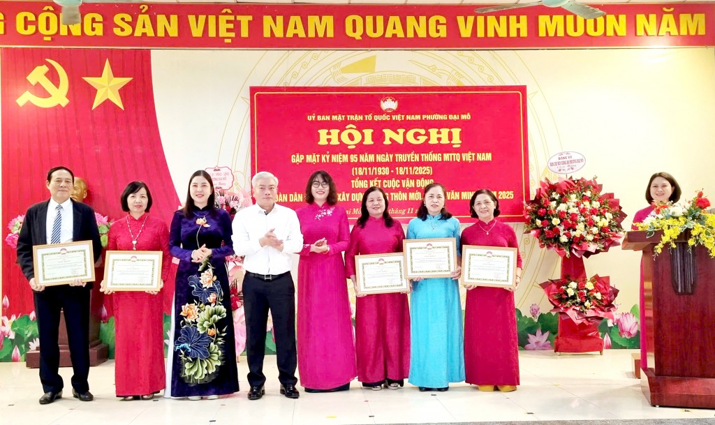 Các đồng chí lãnh đạo Đảng uỷ, Uỷ ban MTTQ Việt Nam phường Đại Mỗ khen thưởng các tập thể có thành tích trong cuộc vận động Kỷ niệm 95 năm Ngày truyền thống Mặt trận Tổ quốc Việt Nam