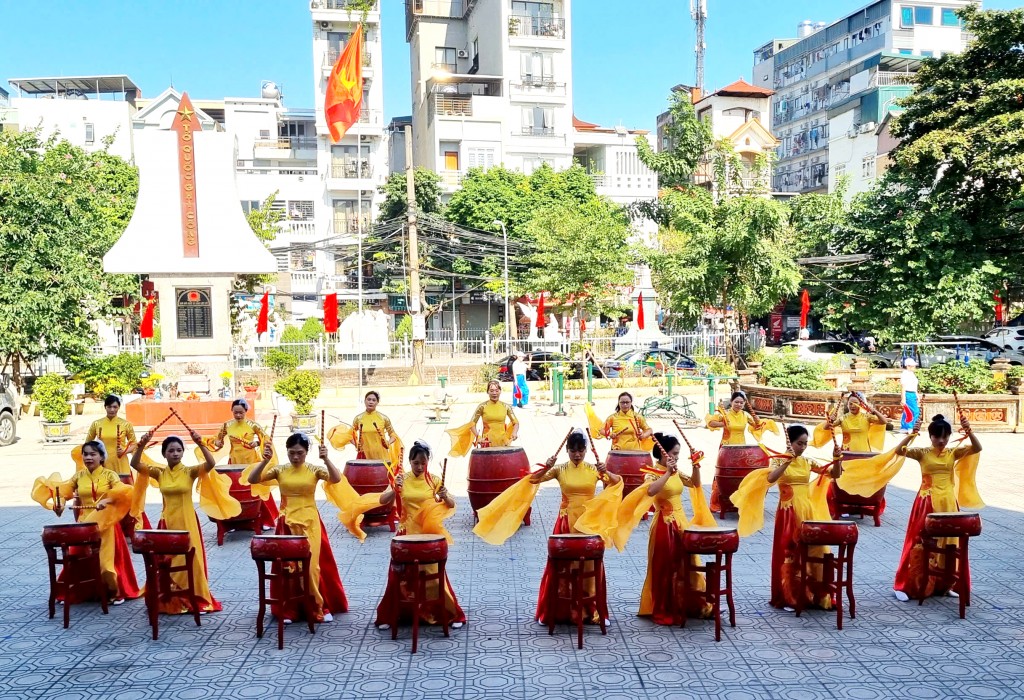 Các tiết mục văn nghệ, đồng diễn được trình diễn trong ngày kỷ niệm Các tiết mục văn nghệ, đồng diễn được trình diễn trong ngày kỷ niệm