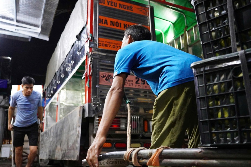 Những bước chân mưu sinh xuyên đêm ở chợ Long Biên