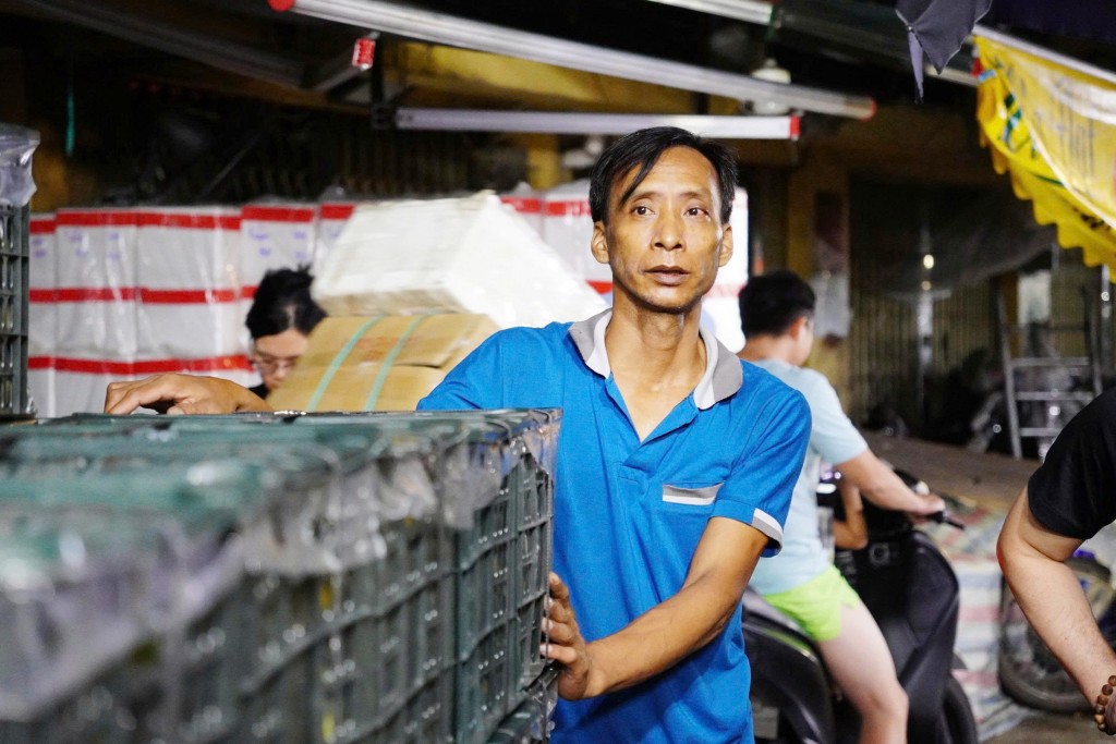 Những bước chân mưu sinh xuyên đêm ở chợ Long Biên