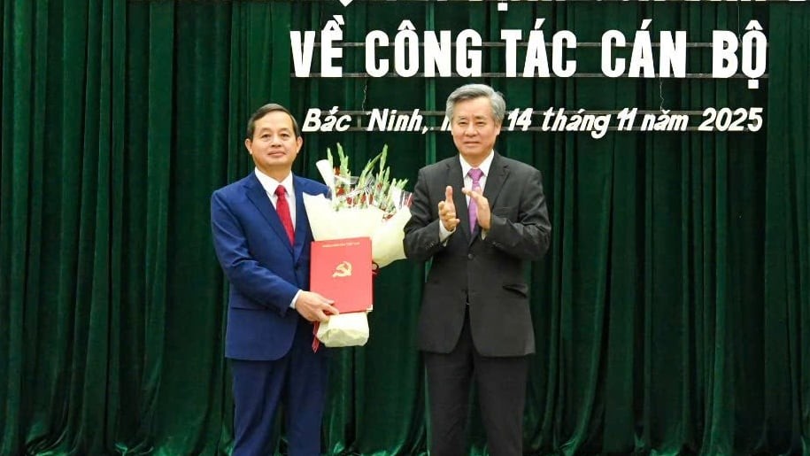 Đồng chí Nguyễn Quang Dương - Phó Trưởng Ban Tổ chức Trung ương (bên phải) trao quyết định, tặng hoa cho đồng chí Phạm Hoàng Sơn - Phó Bí thư Tỉnh uỷ Bắc Ninh. Đồng chí Nguyễn Quang Dương - Phó Trưởng Ban Tổ chức Trung ương (bên phải) trao quyết định, tặng hoa cho đồng chí Phạm Hoàng Sơn - Phó Bí thư Tỉnh uỷ Bắc Ninh.