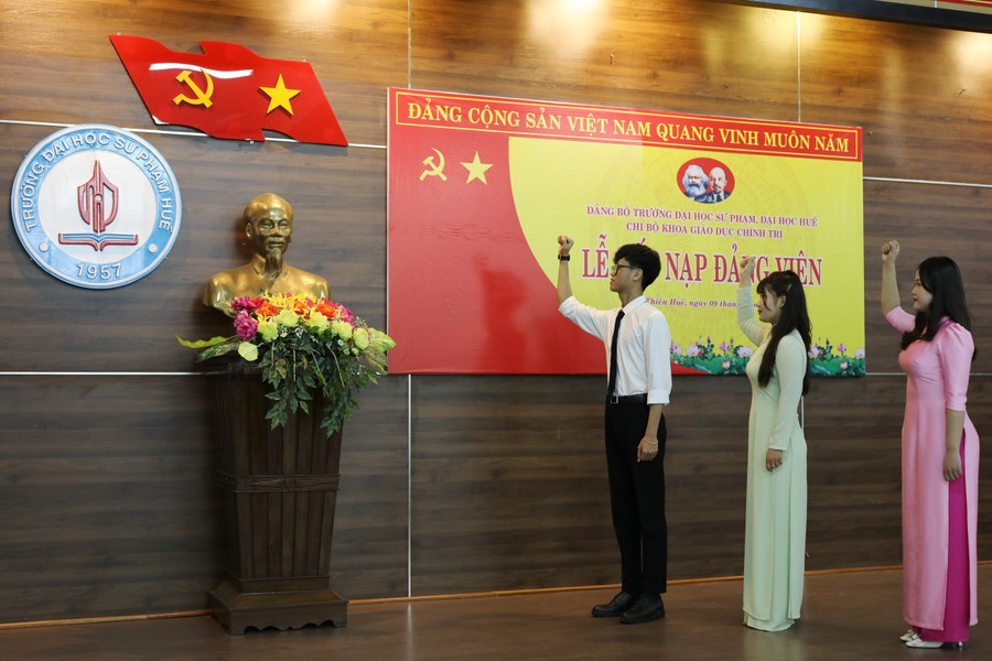 Công tác phát triển đảng viên cho đội ngũ giảng viên trẻ và sinh viên ưu tú cần được tăng cường chú trọng