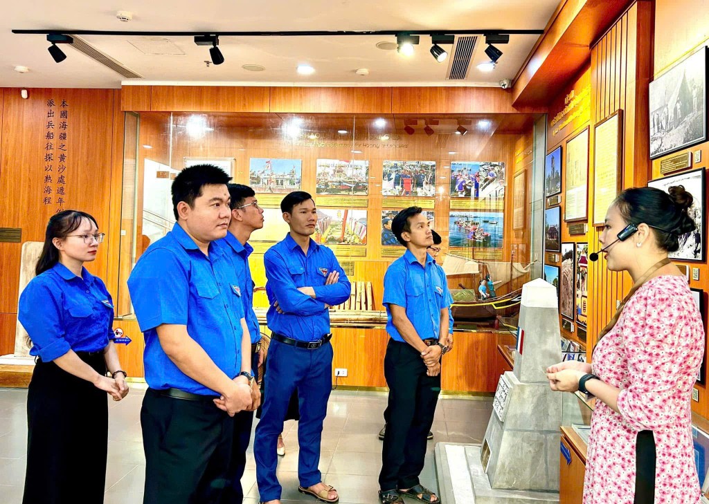 Đồng chí Trần Đăng Minh, Phó Bí thư thường trực Tỉnh đoàn Quảng Ngãi, cùng cán bộ đoàn, thanh niên thăm và tìm hiểu về chủ quyền biển đảo tại Nhà Trưng bày Hoàng Sa (TP Đà Nẵng) Đồng chí Trần Đăng Minh, Phó Bí thư thường trực Tỉnh đoàn Quảng Ngãi, cùng cán bộ đoàn, thanh niên thăm và tìm hiểu về chủ quyền biển đảo tại Nhà Trưng bày Hoàng Sa (TP Đà Nẵng)