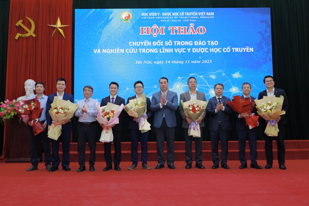 TS.Nguyễn Ngô Quang – Cục trưởng Cục Khoa học Công nghệ và Đào tạo (Bộ Y tế) tặng hoa chúc mừng các đại biểu trình bày tham luận