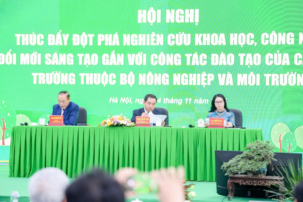 Lãnh đạo Bộ Nông nghiệp và Môi trường, lãnh đạo Học viện Nông nghiệp Việt Nam chủ trì Hội nghị