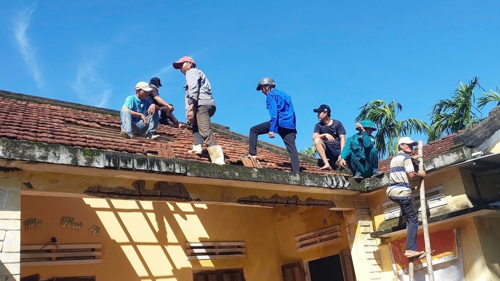 Tuổi trẻ các xã Long Phụng, phường Sa Huỳnh và phường Đức Phổ (Quảng Ngãi) đã đồng loạt ra quân tổ chức các hoạt động thăm hỏi, hỗ trợ người dân khắc phục hậu quả sau bão số 13 gây ra Tuổi trẻ các xã Long Phụng, phường Sa Huỳnh và phường Đức Phổ (Quảng Ngãi) đã đồng loạt ra quân tổ chức các hoạt động thăm hỏi, hỗ trợ người dân khắc phục hậu quả sau bão số 13 gây ra