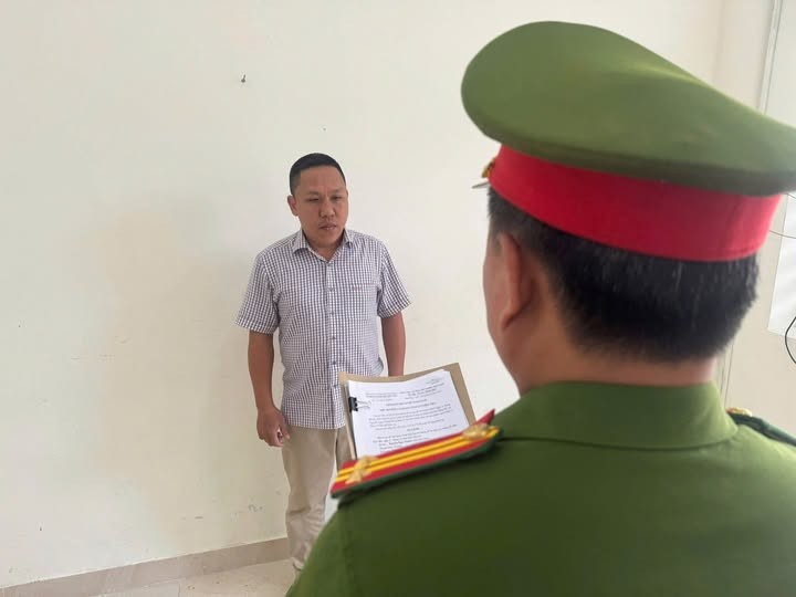 Nguyễn Ngọc Thành vừa bị Phòng Cảnh sát hình sự Công an TP Đà Nẵng bắt tạm giam để điều tra về hành vi “Lừa đảo chiếm đoạt tài sản”. Nguyễn Ngọc Thành vừa bị Phòng Cảnh sát hình sự Công an TP Đà Nẵng bắt tạm giam để điều tra về hành vi “Lừa đảo chiếm đoạt tài sản”.