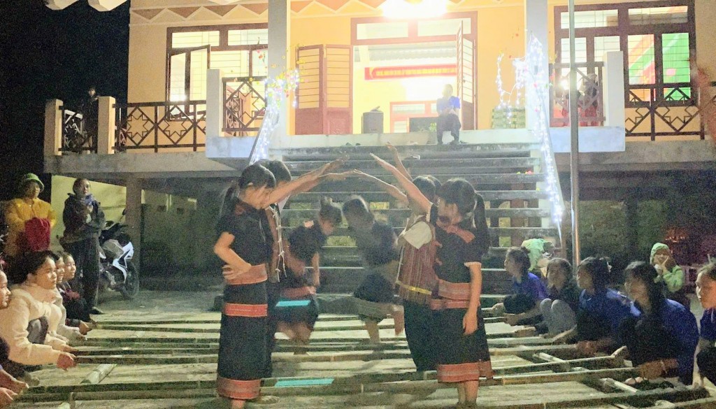 Phát triển đồng bộ hạ tầng kỹ thuật và xã hội ở miền núi là động lực mạnh mẽ, giúp hiện thực hóa mục tiêu chiến lược của Đảng. Phát triển đồng bộ hạ tầng kỹ thuật và xã hội ở miền núi là động lực mạnh mẽ, giúp hiện thực hóa mục tiêu chiến lược của Đảng.