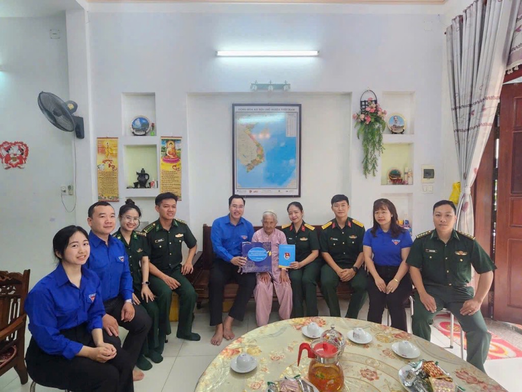 Đồng chí Nguyễn Thanh Phong Bí thư Đoàn phường Hải Châu (TP Đà Nẵng) cùng cán bộ đoàn, thanh niên thăm mẹ Việt Nam anh hùng nhân dịp 27/7/2025. Đồng chí Nguyễn Thanh Phong Bí thư Đoàn phường Hải Châu (TP Đà Nẵng) cùng cán bộ đoàn, thanh niên thăm mẹ Việt Nam anh hùng nhân dịp 27/7/2025.