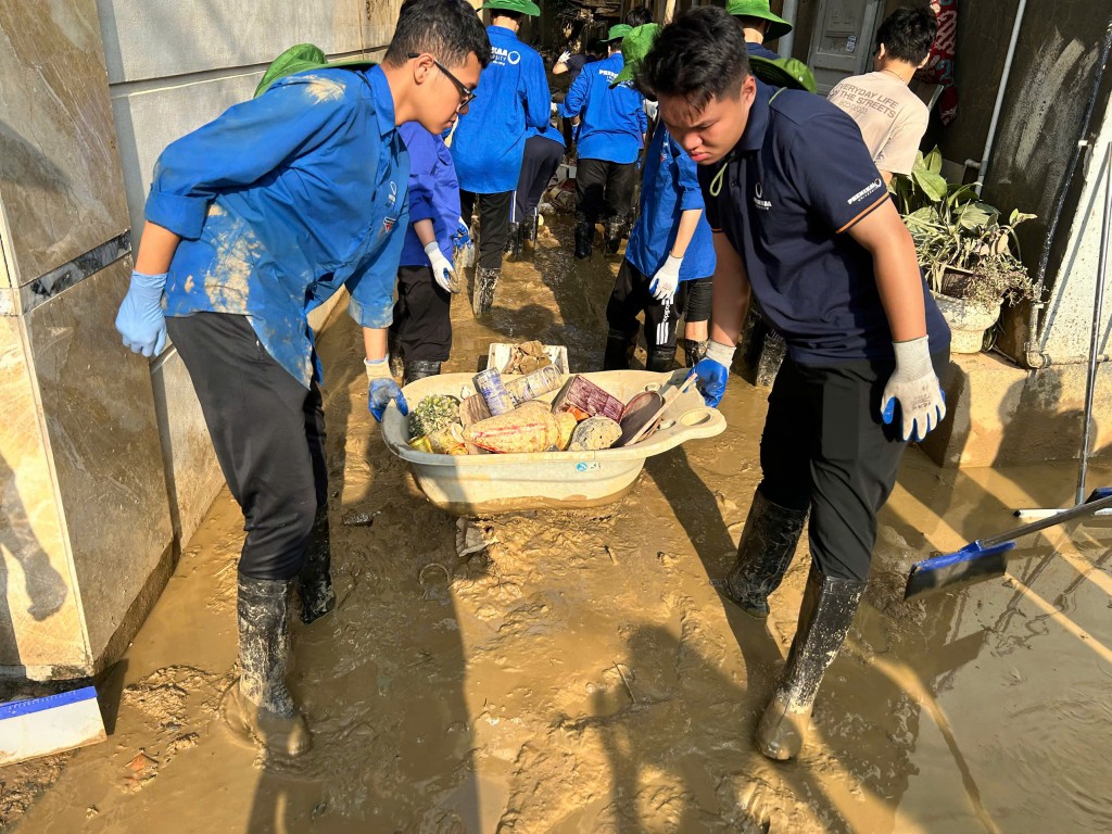 Đoàn viên thanh niên tham gia dọn dẹp bùn đất, hỗ trợ khắc phục hậu quả thiên tai cùng người dân địa phương. Đoàn viên thanh niên tham gia dọn dẹp bùn đất, hỗ trợ khắc phục hậu quả thiên tai cùng người dân địa phương.