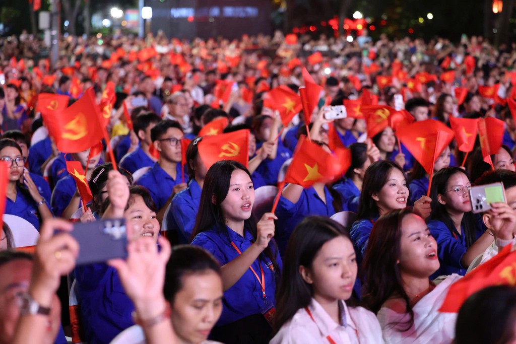 Đông đảo đoàn viên, thanh niên Thủ đô tham dự chương trình, phất cao cờ Đảng và cờ Tổ quốc trong không khí tự hào, sôi nổi.