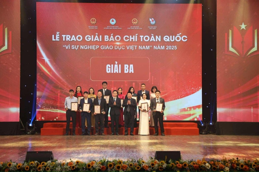 Tôn vinh đóng góp của các nhà báo cho sự phát triển giáo dục Tôn vinh đóng góp của các nhà báo cho sự phát triển giáo dục