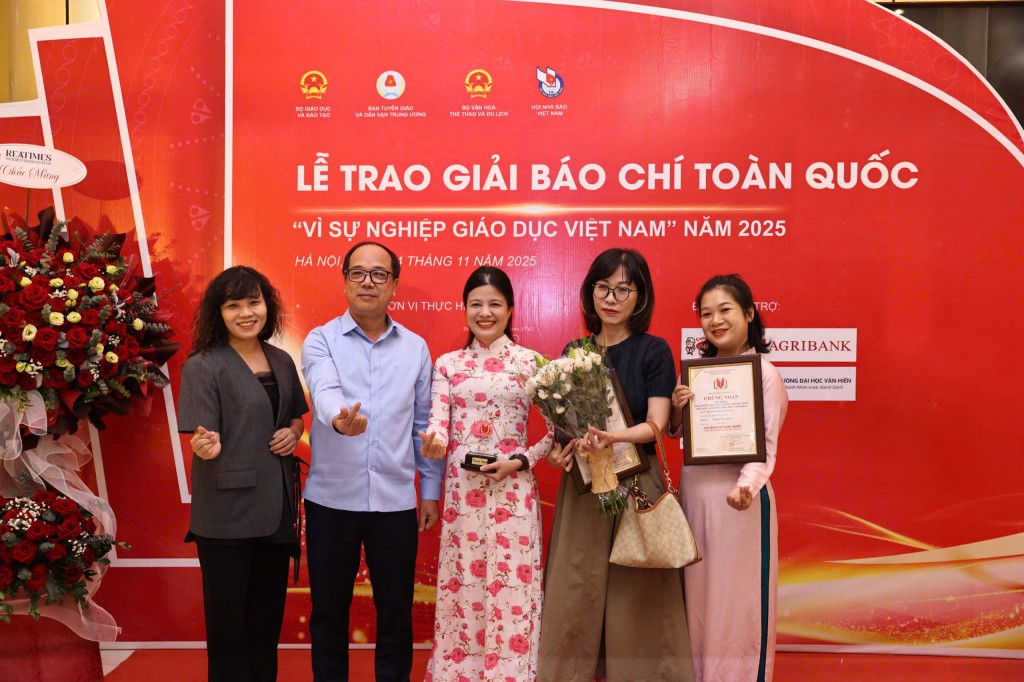 Tổng biên tập Báo Tuổi trẻ Thủ đô Nguyễn Mạnh Hưng chúc mừng các tác giả đạt giải Tổng biên tập Báo Tuổi trẻ Thủ đô Nguyễn Mạnh Hưng chúc mừng các tác giả đạt giải