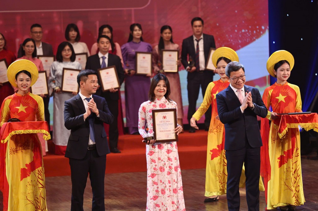 Tôn vinh đóng góp của các nhà báo cho sự phát triển giáo dục Tôn vinh đóng góp của các nhà báo cho sự phát triển giáo dục