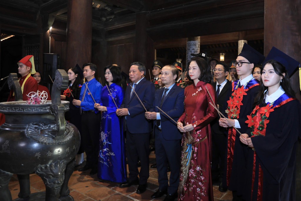 Trước đó, các vị đại biểu làm lễ dâng hương tại nhà Thái học