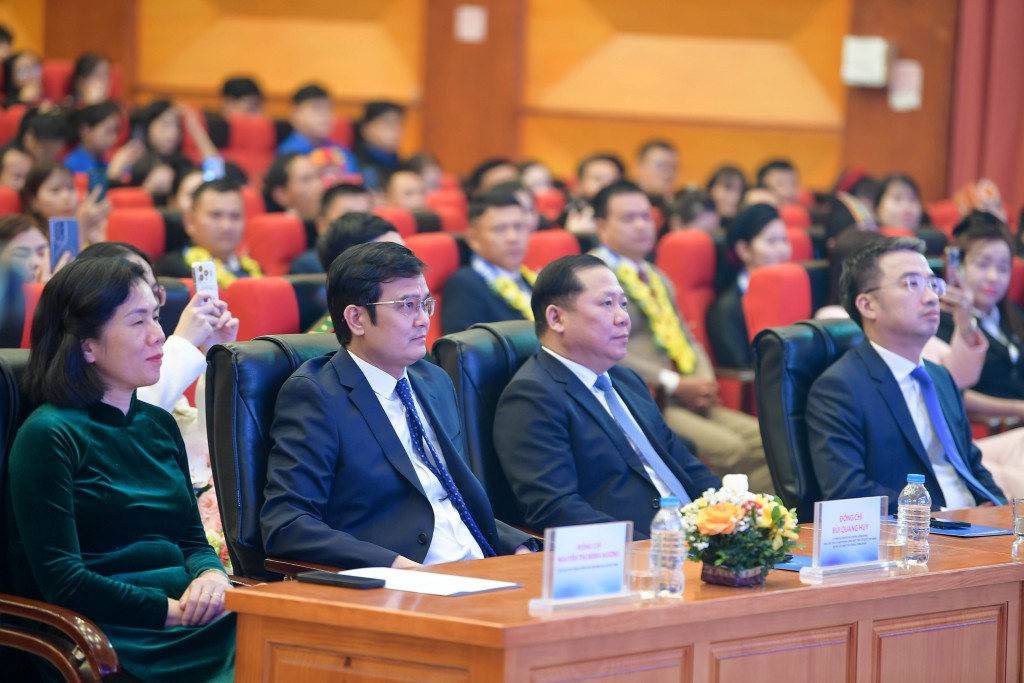 Các đồng chí đại biểu Trung ương và đại diện các bộ, ngành, đoàn thể tham dự chương trình “Chia sẻ cùng thầy cô” năm 2025. Các đồng chí đại biểu Trung ương và đại diện các bộ, ngành, đoàn thể tham dự chương trình “Chia sẻ cùng thầy cô” năm 2025.