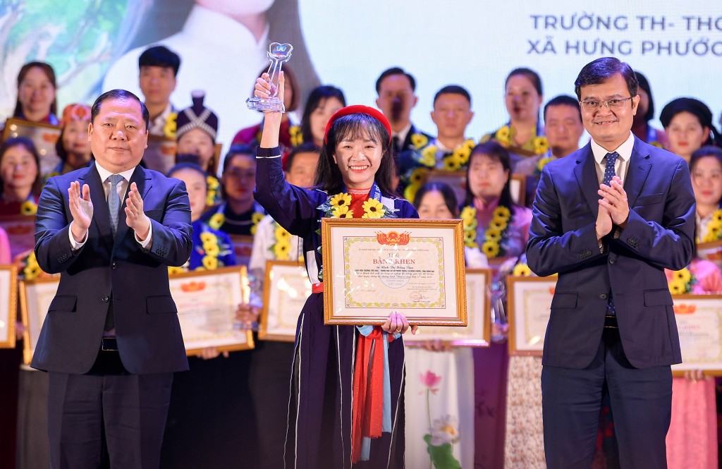 Các thầy giáo, cô giáo tiêu biểu nhận bằng khen và kỷ niệm chương trong chương trình “Chia sẻ cùng thầy cô” năm 2025. Đại biểu Trung ương và đại diện đơn vị đồng hành trao thưởng và chúc mừng các thầy cô trên sân khấu. Các thầy giáo, cô giáo tiêu biểu nhận bằng khen và kỷ niệm chương trong chương trình “Chia sẻ cùng thầy cô” năm 2025. Đại biểu Trung ương và đại diện đơn vị đồng hành trao thưởng và chúc mừng các thầy cô trên sân khấu.