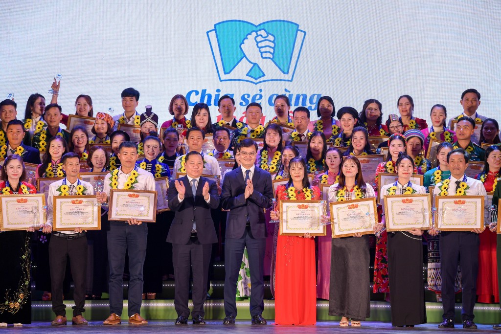 80 thầy giáo, cô giáo tiêu biểu từ khắp mọi miền Tổ quốc được vinh danh trong chương trình “Chia sẻ cùng thầy cô” năm 2025, cùng đại biểu Trung ương chụp ảnh lưu niệm. 80 thầy giáo, cô giáo tiêu biểu từ khắp mọi miền Tổ quốc được vinh danh trong chương trình “Chia sẻ cùng thầy cô” năm 2025, cùng đại biểu Trung ương chụp ảnh lưu niệm.