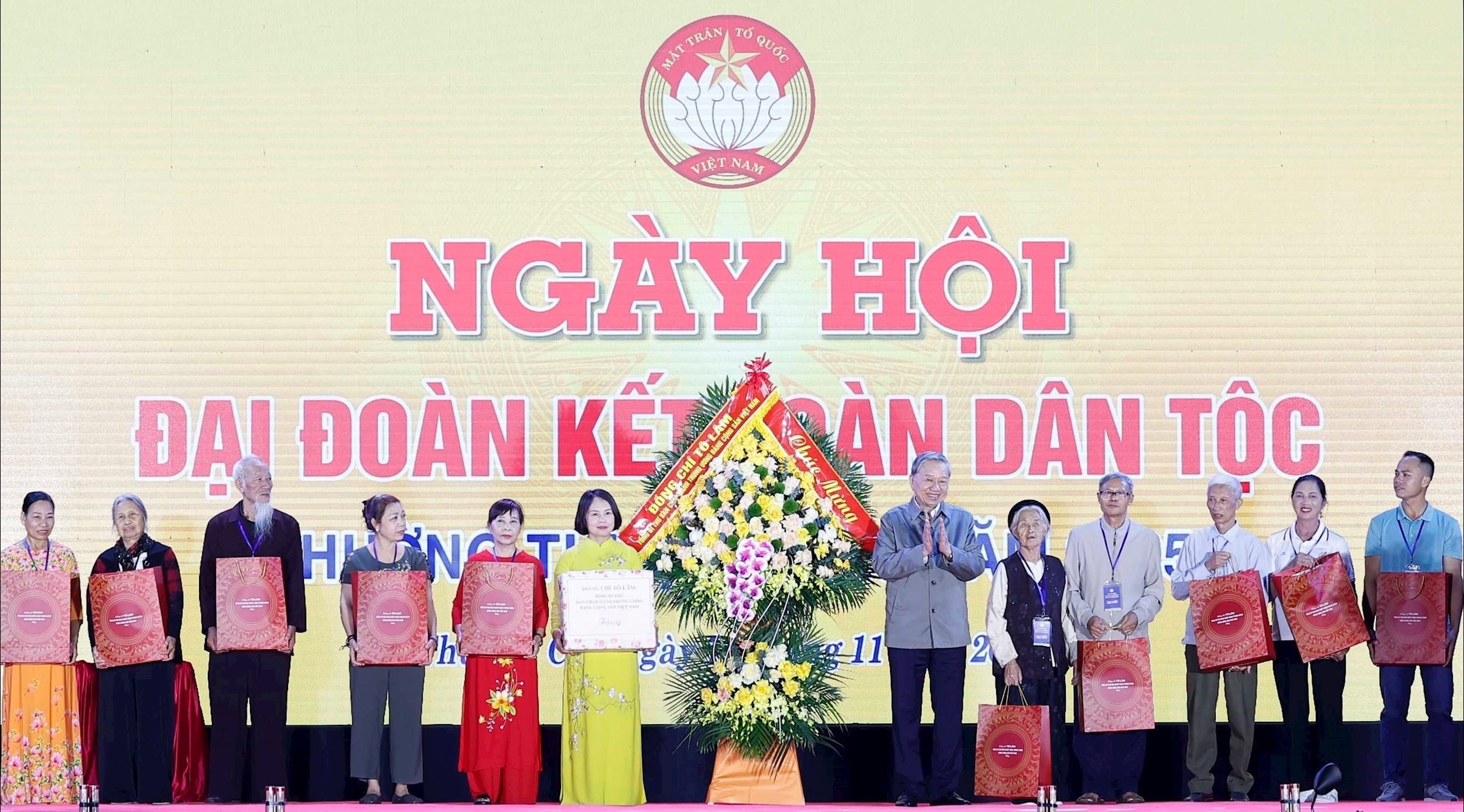 Tổng Bí thư Tô Lâm tặng quà cho Đảng bộ, chính quyền và Nhân dân, các gia đình chính sách tiêu biểu phường Thượng Cát Tổng Bí thư Tô Lâm tặng quà cho Đảng bộ, chính quyền và Nhân dân, các gia đình chính sách tiêu biểu phường Thượng Cát