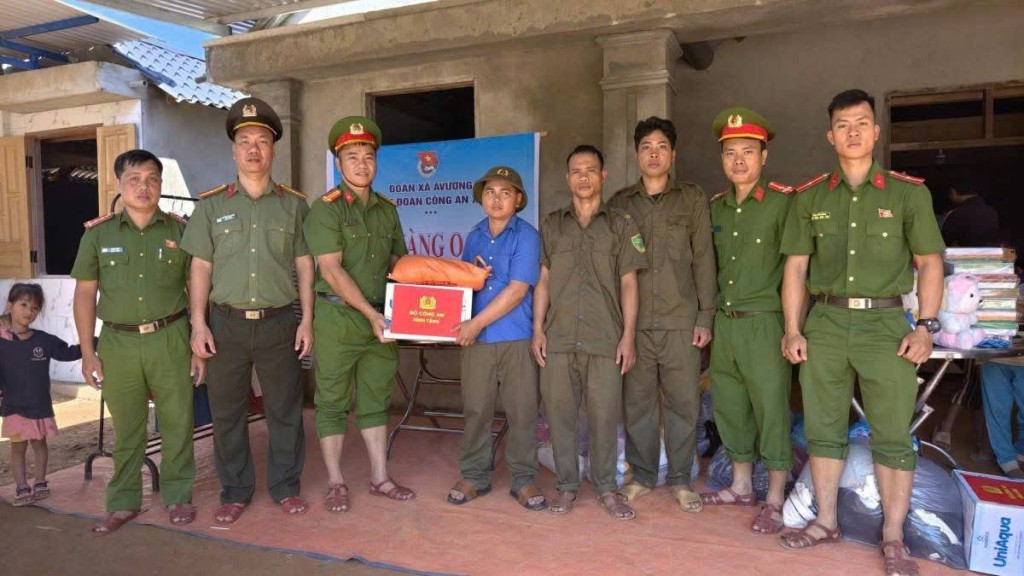 Công an xã Avương trao tặng quà của Bộ Công an và Công an TP Đà Nẵng đến đại diện Ban Nhân dân thôn, già làng và người có uy tín trong cộng đồng. Công an xã Avương trao tặng quà của Bộ Công an và Công an TP Đà Nẵng đến đại diện Ban Nhân dân thôn, già làng và người có uy tín trong cộng đồng.