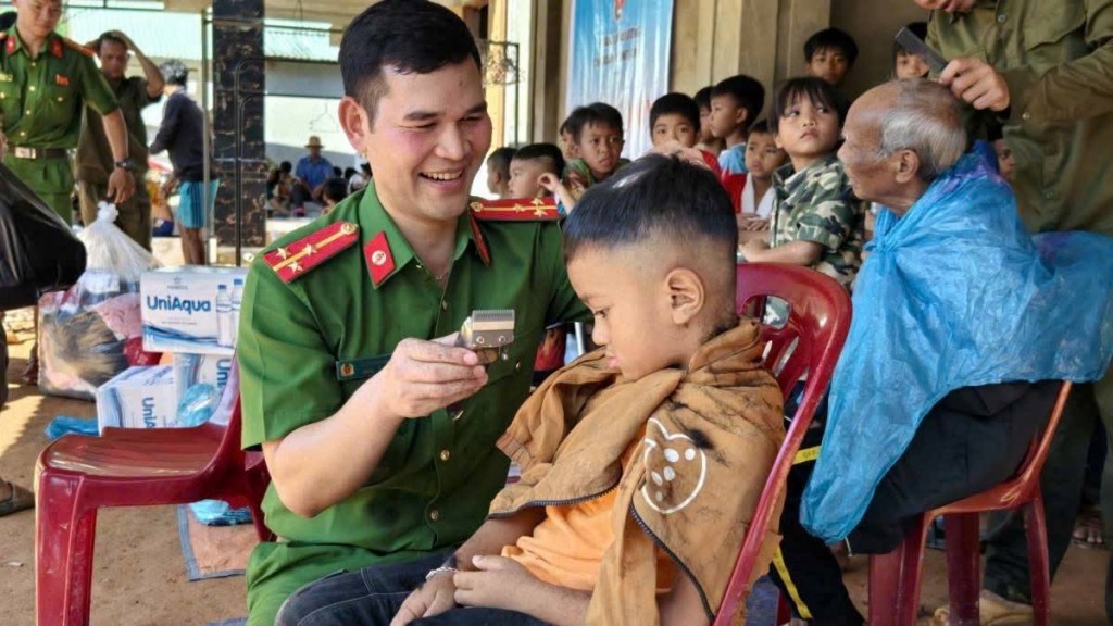 Tận tình cắt tóc cho bà con nơi vùng lũ. Đây là một trong những hoạt động gắn kết nghĩa tình của Công an xã Avương. Tận tình cắt tóc cho bà con nơi vùng lũ. Đây là một trong những hoạt động gắn kết nghĩa tình của Công an xã Avương.