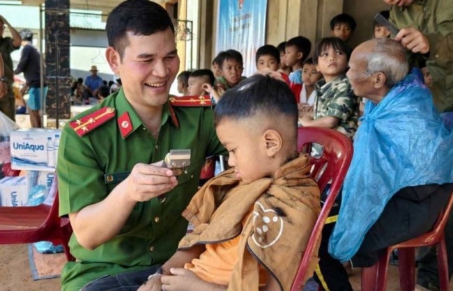 Băng rừng, vượt suối mở "Gian hàng 0 đồng" nơi vùng biên