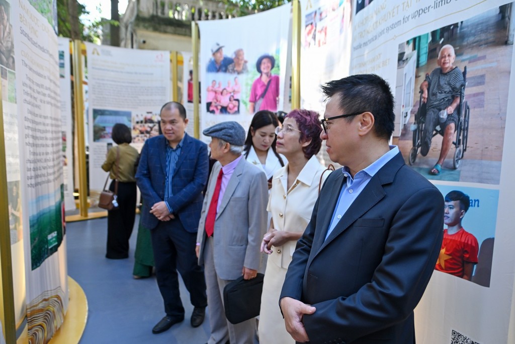 Các vị đại biểu tham quan Triển lãm Hành động vì Cộng đồng 2025 Các vị đại biểu tham quan Triển lãm Hành động vì Cộng đồng 2025