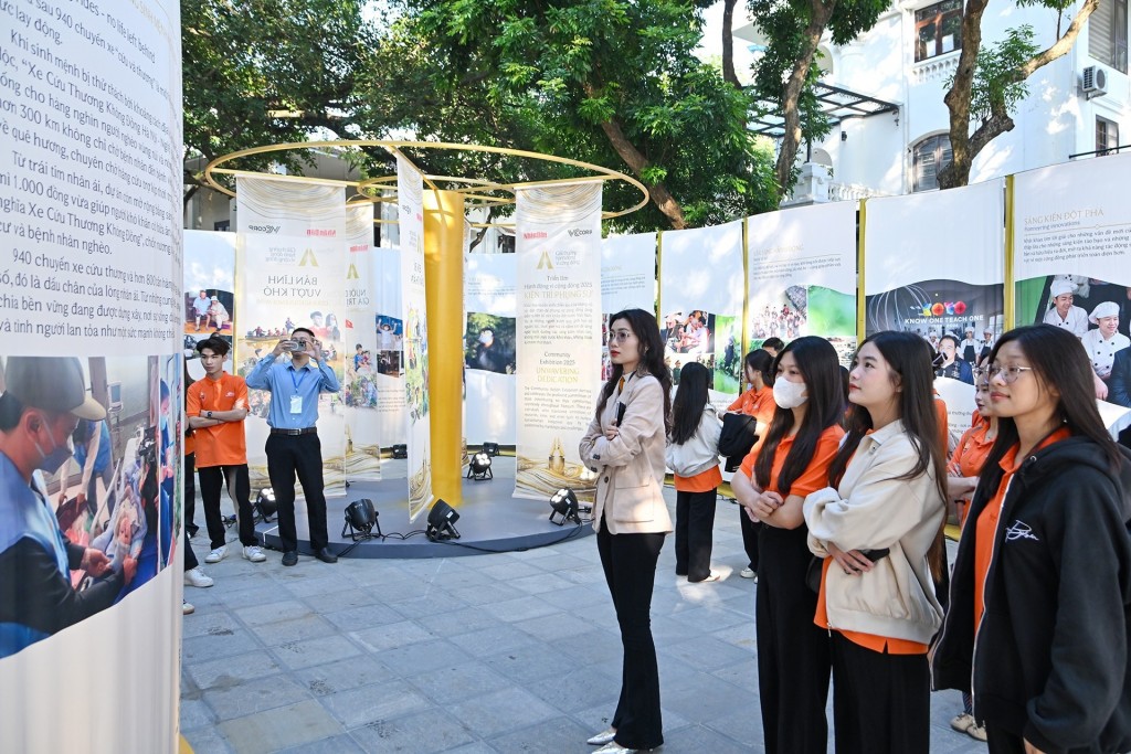 Triển lãm thu hút sự quan tâm của đông đảo công chúng Triển lãm thu hút sự quan tâm của đông đảo công chúng