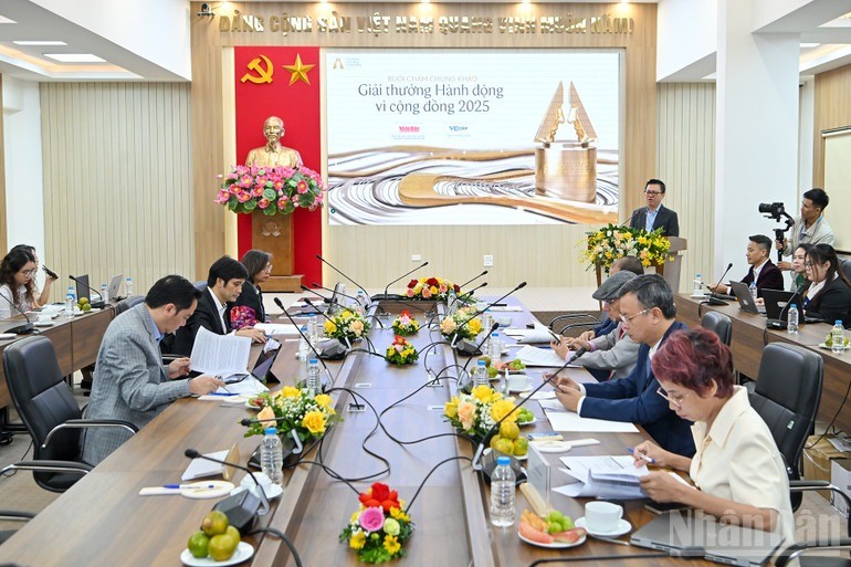 Hội đồng Giám khảo sẽ lắng nghe phần thuyết trình của các dự án và đặt câu hỏi. Hội đồng Giám khảo sẽ lắng nghe phần thuyết trình của các dự án và đặt câu hỏi.