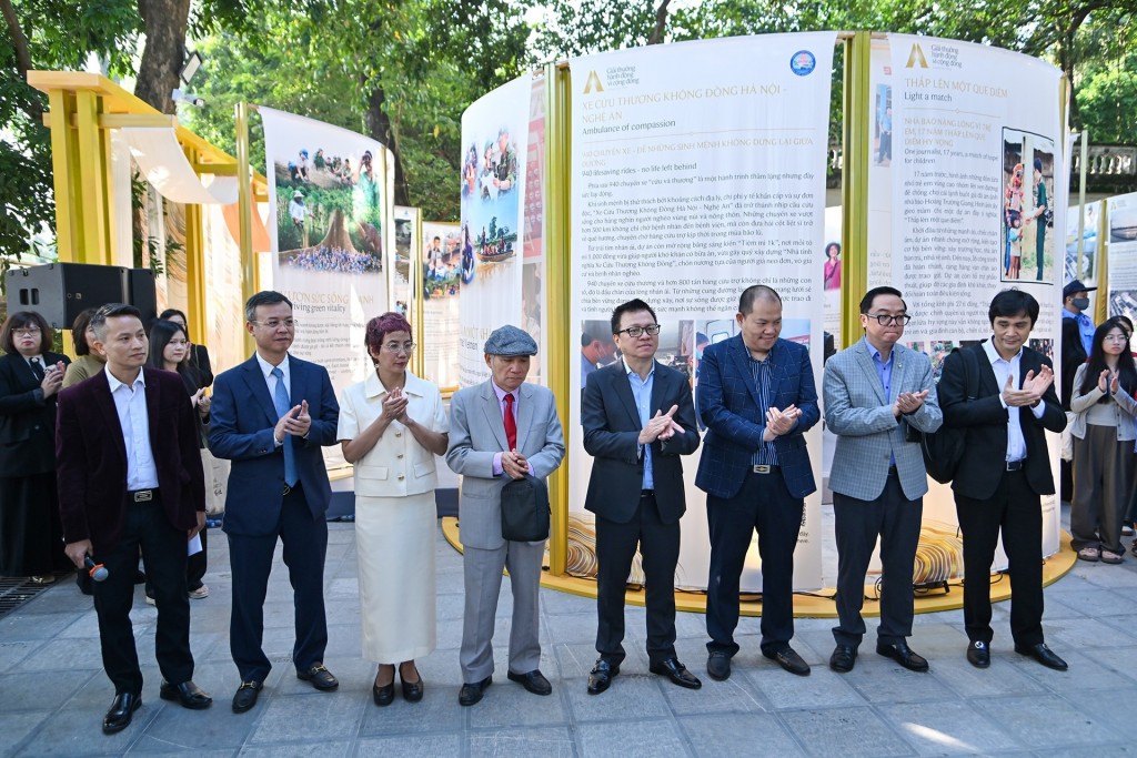 Các vị đại biểu khai mạc triển lãm Các vị đại biểu khai mạc triển lãm