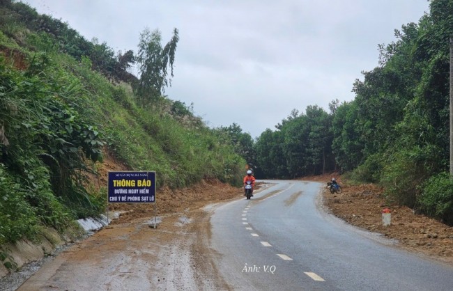Hàng loạt điểm có nguy cơ sạt lở trên Quốc lộ 40B