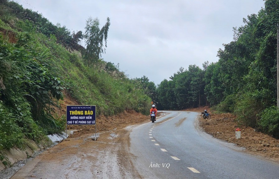 Hàng loạt điểm có nguy cơ sạt lở trên Quốc lộ 40B