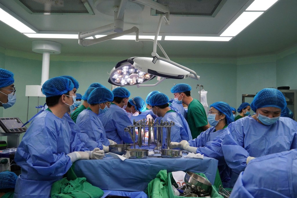 Đội ngũ hơn 40 bác sĩ, điều dưỡng các bệnh viện lớn cùng tham gia phẫu thuật lấy tạng người hiến chết não.