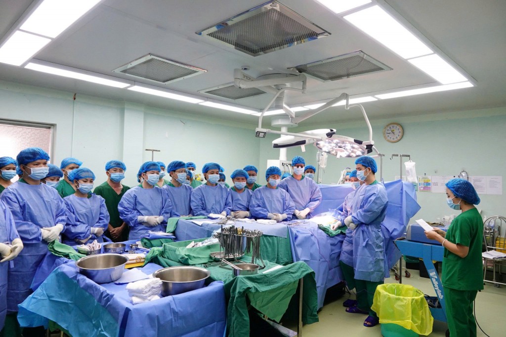 Các y bác sĩ tưởng niệm và tri ân người hiến tạng trước khi tiến hành phẫu thuật lấy tạng.