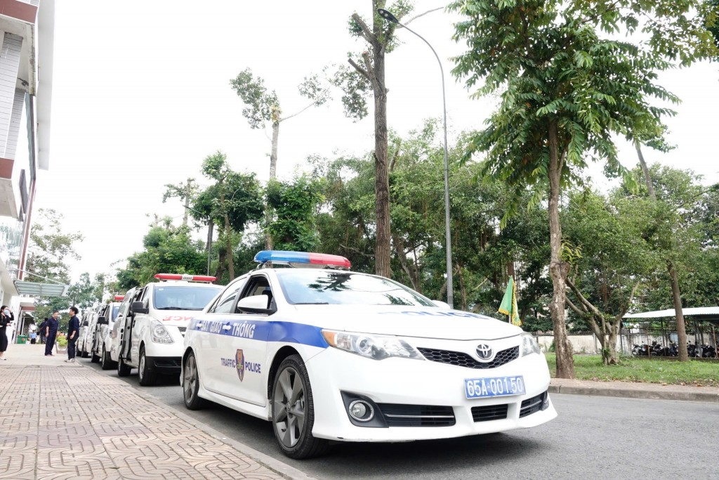 Đoàn ba xe cứu thương được Cảnh sát giao thông Cần Thơ dẫn đường để vận chuyển mô tạng ra sân bay.