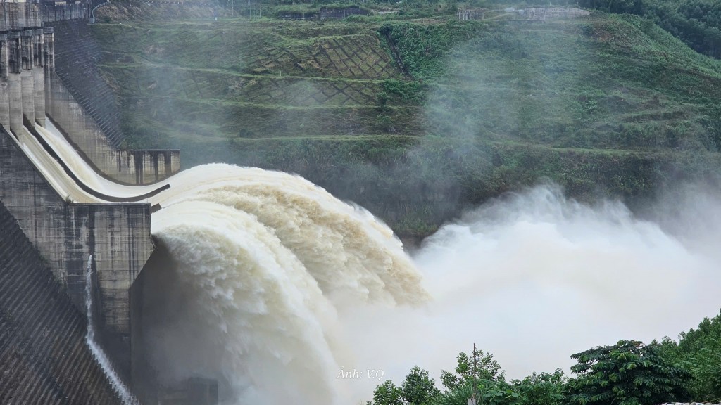 Thuỷ điện Sông Tranh 2 xả tràn xuống hạ du từ 220 - 1.500 m3/s