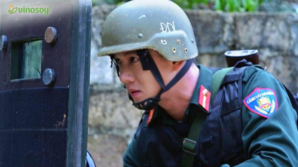 “Chiến sĩ Quả cảm” mang đến một góc nhìn chân thật về cuộc sống của người chiến sĩ, đồng thời cho thấy bản lĩnh kiên cường của những người hùng thầm lặng. “Chiến sĩ Quả cảm” mang đến một góc nhìn chân thật về cuộc sống của người chiến sĩ, đồng thời cho thấy bản lĩnh kiên cường của những người hùng thầm lặng.