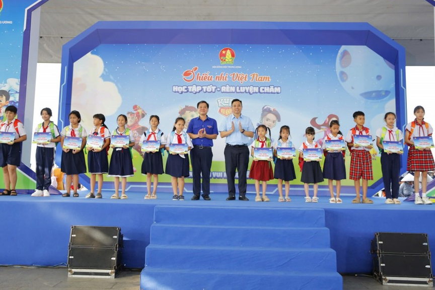 Hành trình bốn năm tiếp sức thiếu nhi học tập tốt, rèn luyện chăm Hành trình bốn năm tiếp sức thiếu nhi học tập tốt, rèn luyện chăm