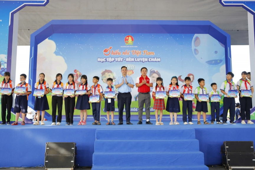 Hành trình bốn năm tiếp sức thiếu nhi học tập tốt, rèn luyện chăm Hành trình bốn năm tiếp sức thiếu nhi học tập tốt, rèn luyện chăm