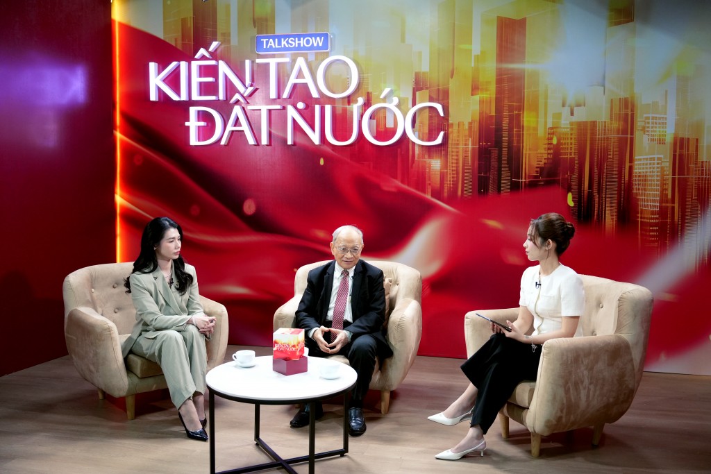 TS. Lê Đăng Doanh, Nguyên Viện trưởng Viện Nghiên cứu Quản lý Kinh tế Trung ương và Bà Thi Anh Đào – Giám đốc Khối Marketing, Masterise Group chia sẻ tại Talkshow Kiến tạo Đất nước, chủ đề “Kết nối để cất cánh”
