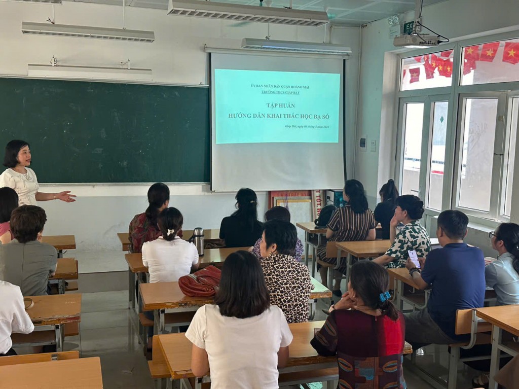 Trường THCS Giáp Bát tổ chức cho giáo viên sinh hoạt chuyên môn về chuyển đổi số