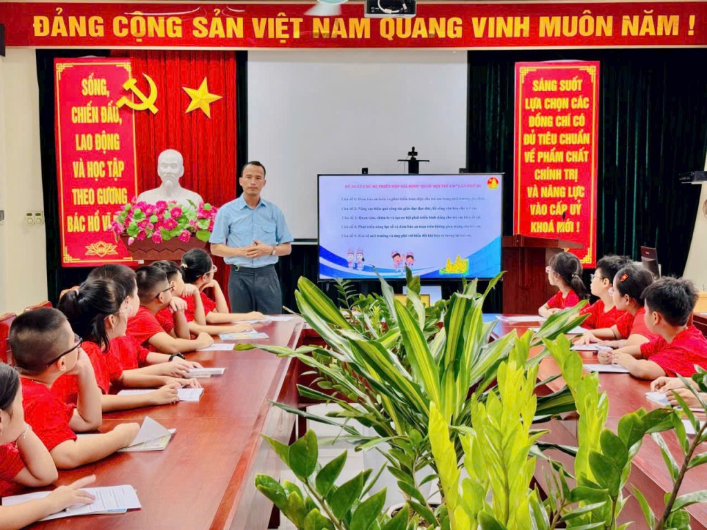 Thầy Nguyễn Xuân Hiệp luôn tìm tòi ra những cách làm mới, sáng tạo bằng AI trong hoạt động Đội để gần gũi, thu hút học sinh 