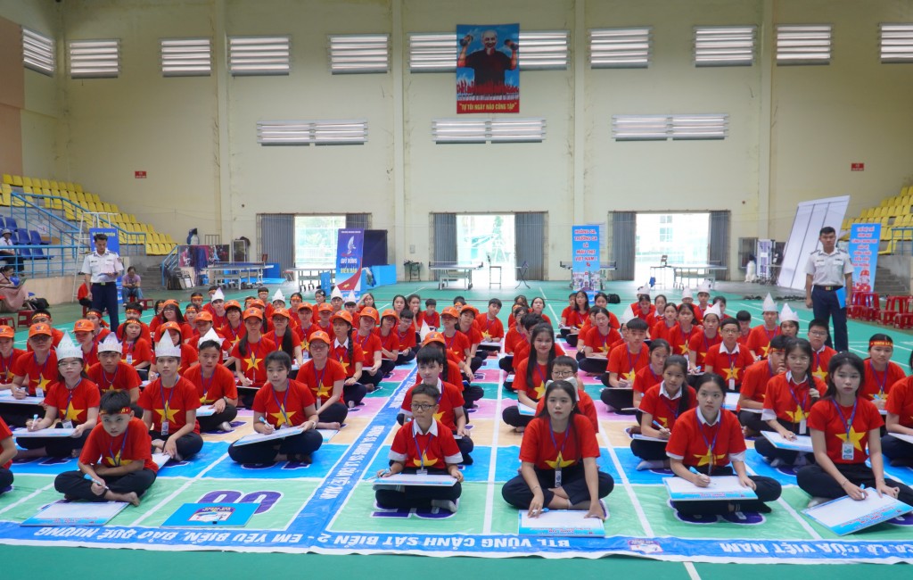 100 thí sinh tham gia Cuộc thi “Em yêu biển, đảo quê hương”. (Ảnh: danang.gov.vn)