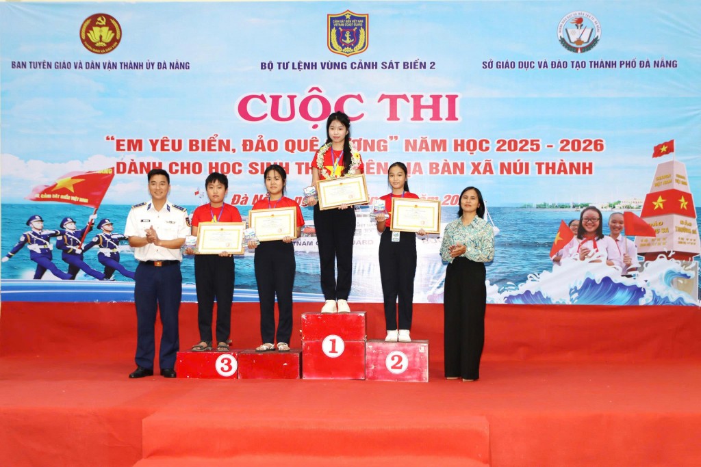 Ban Tổ chức trao giải cho các thí sinh xuất sắc.(Ảnh: danang.gov.vn)